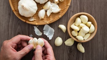 Củ tỏi ngoài làm gia vị còn có tác dụng gì? Ăn tỏi sống có tốt cho sức khỏe không?